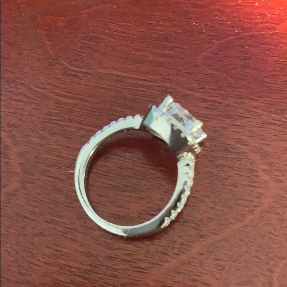 Beautiful square lab created cubic zirconia ring - Picture 2 of 2